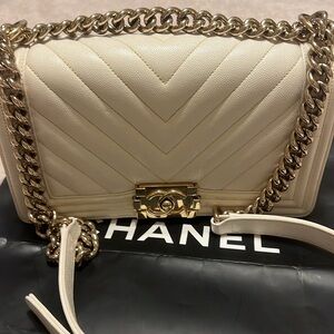 Chanel boy chevron bag